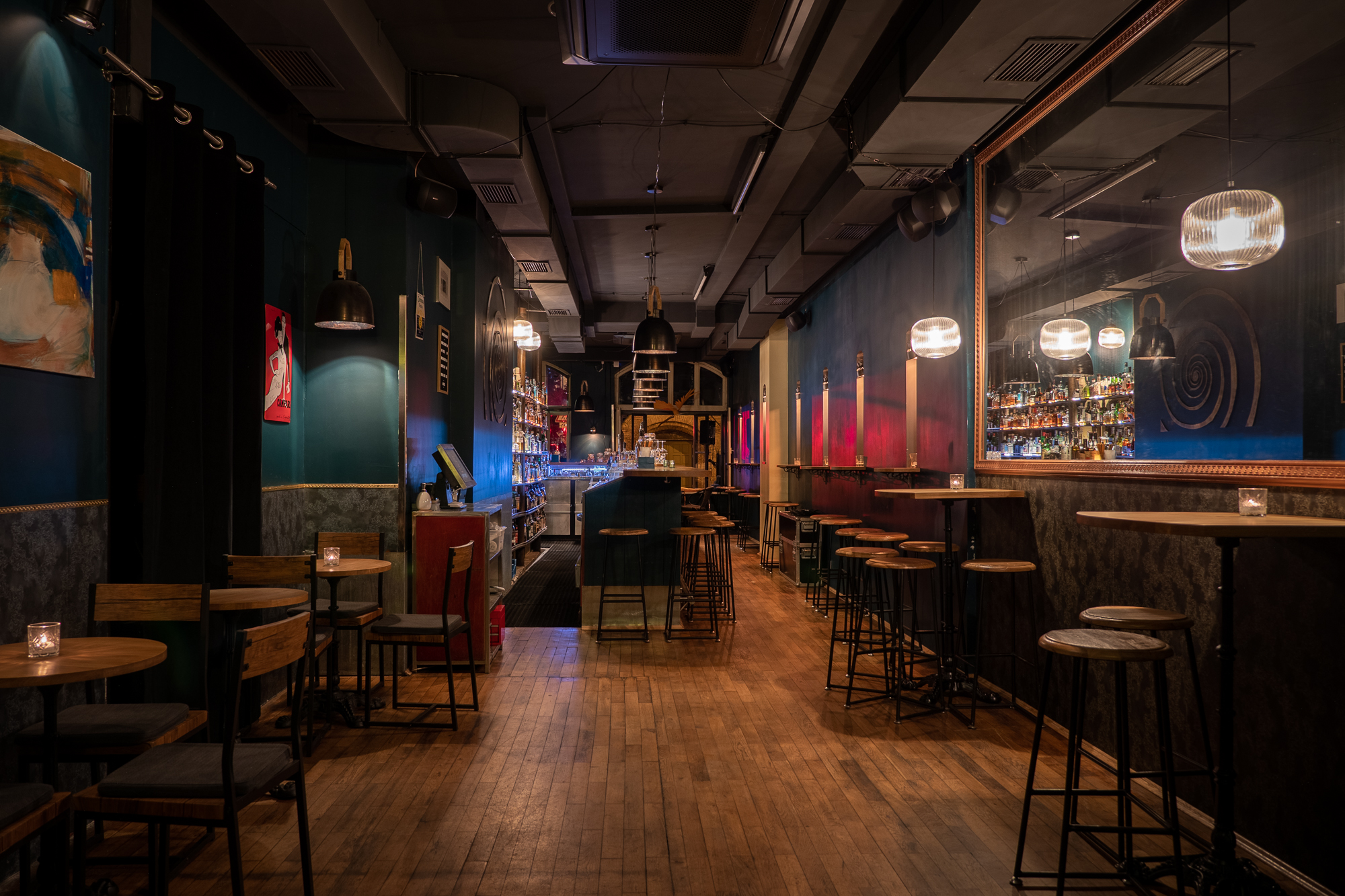 Vertigo Bar – Tresen und Spirituosenregal